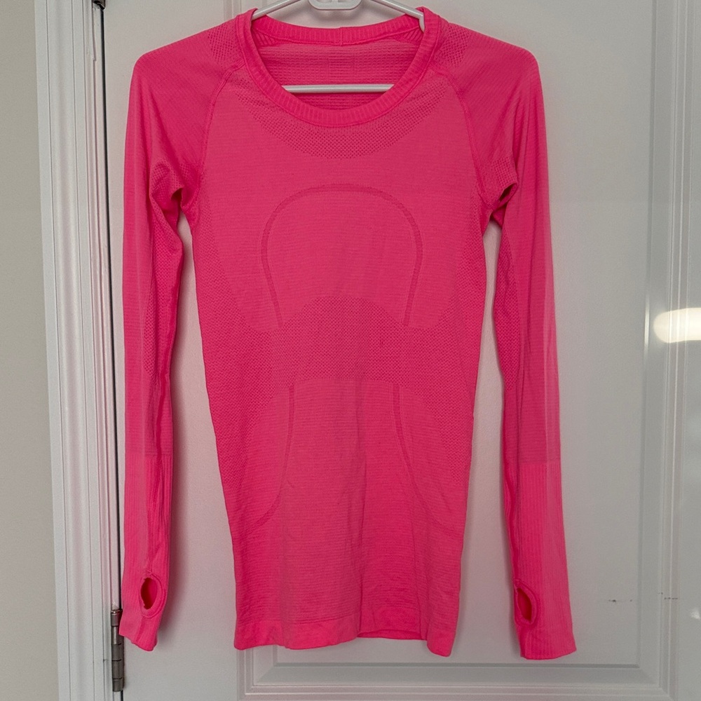 Lulu lemon swiftly tech long sleeve shirt. Hip length. Size 4. Good as new.